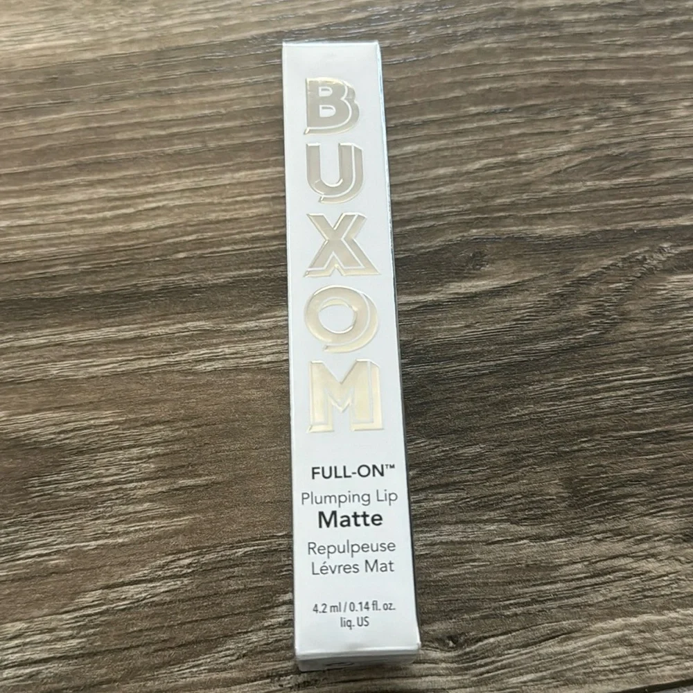 BUXOM PLUMPING LIP